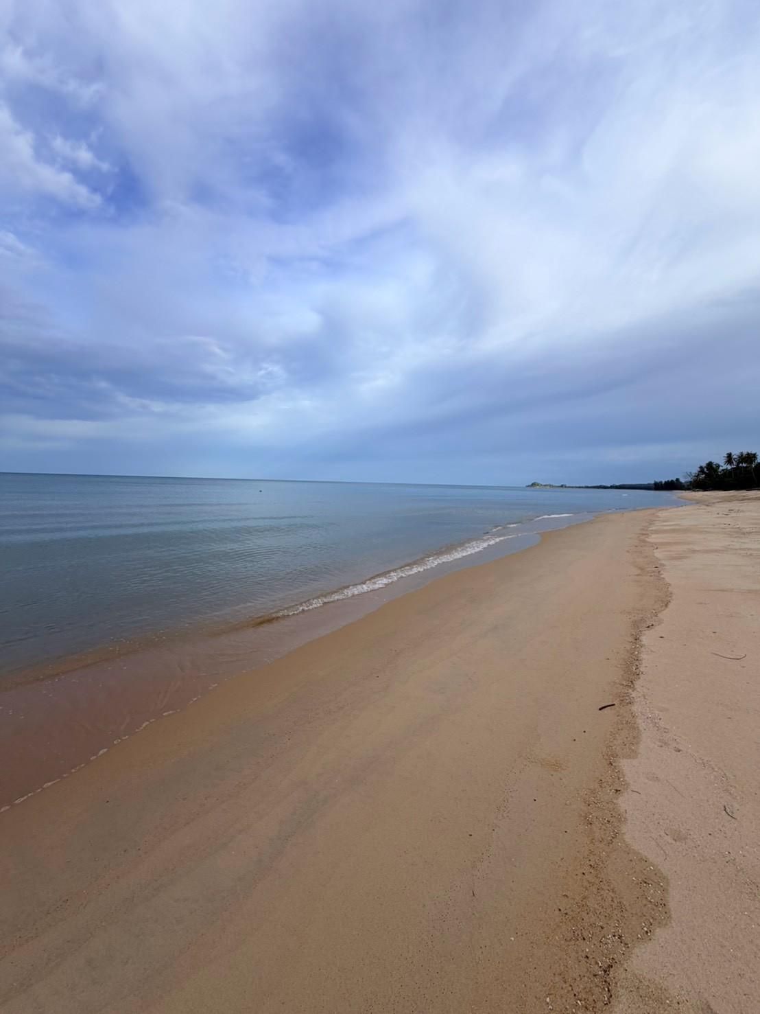 Sichon Beach site: Curving shoreline big sky